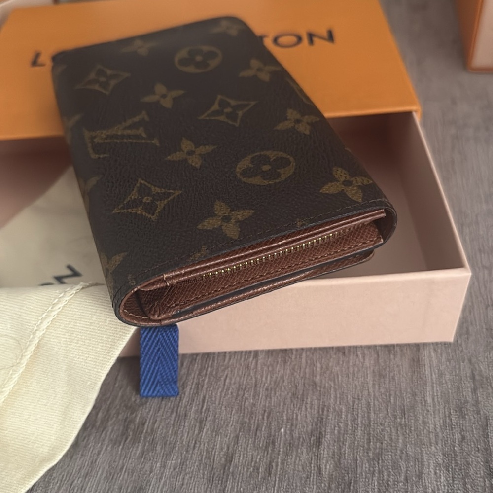 Louis Vuitton Brown Monogram Wallet -Authentic - Picture 4 of 15